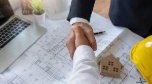 Poignée de mains au-dessus de plans de toit à isoler avec une subvention